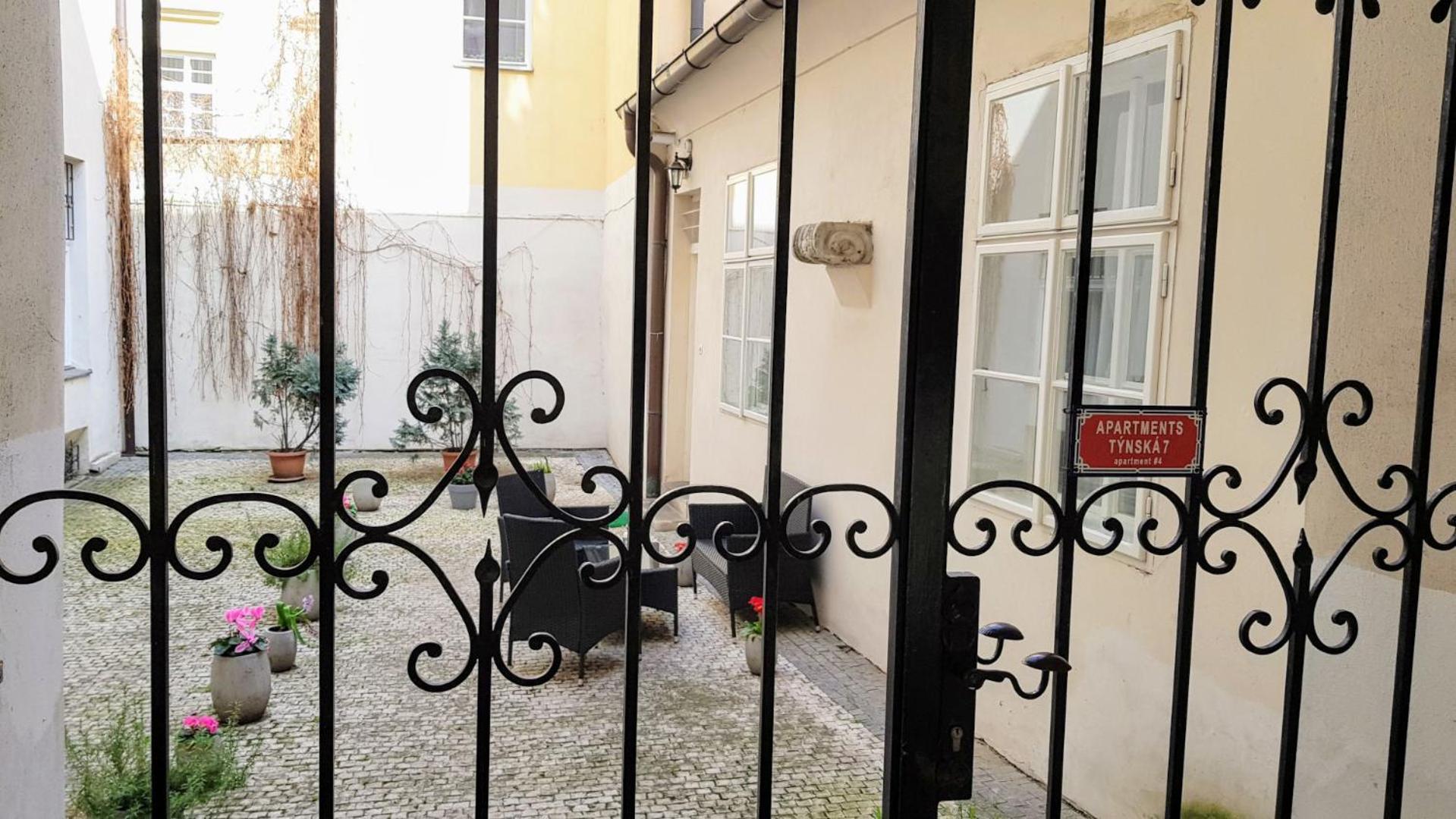 Apartments Tynska 7 Прага Экстерьер фото
