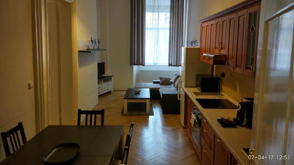 Apartments Tynska 7 Прага Экстерьер фото